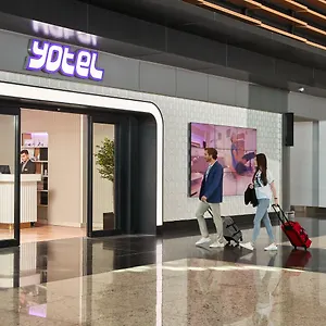 2* Hotel Yotel Airport, Entrance